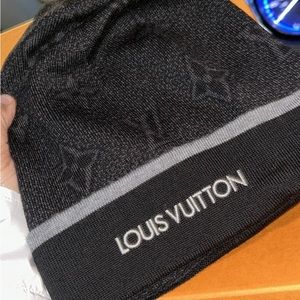 scarf and wool hat Louis Vuitton!! Never used / in theyr box